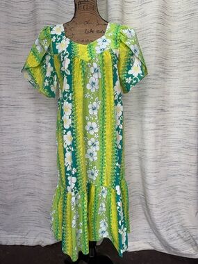 Vintage Winnie Fashion Hawaiian dress/ Muumuu  Size Medium